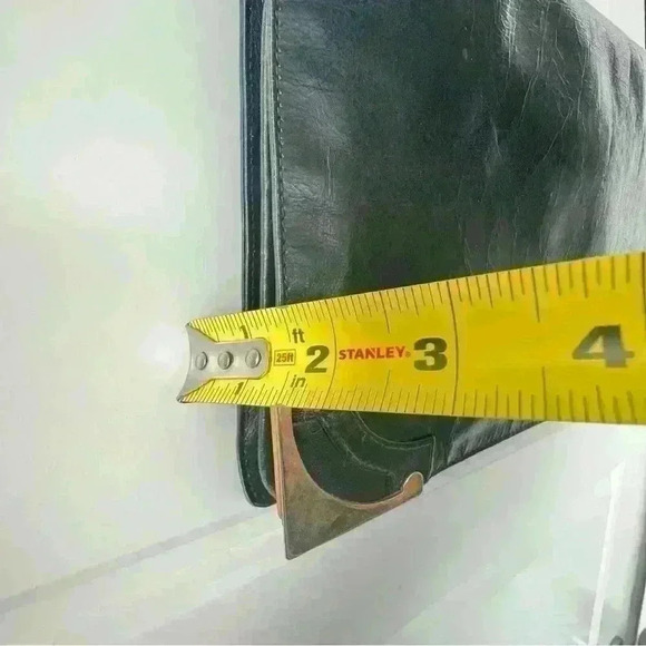 VINTAGE LEATHER SHOULDER BAG  GOLD HARDWARE - Picture 10 of 13